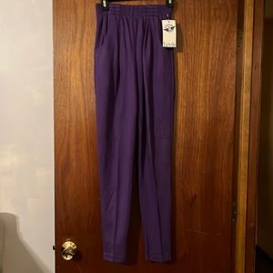 NWT Women’s size small elastic waist Levi’s stretch pants in purple with pockets